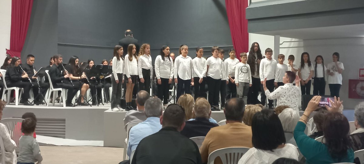 Aquest diumenge una part de l'alumnat de l'escola va col.laborar amb l'agrupació musical de Camarles interpretant "Una història per contar". Estem molt contents d'haver participat i hem xalat amb l'experiència. Gràcies