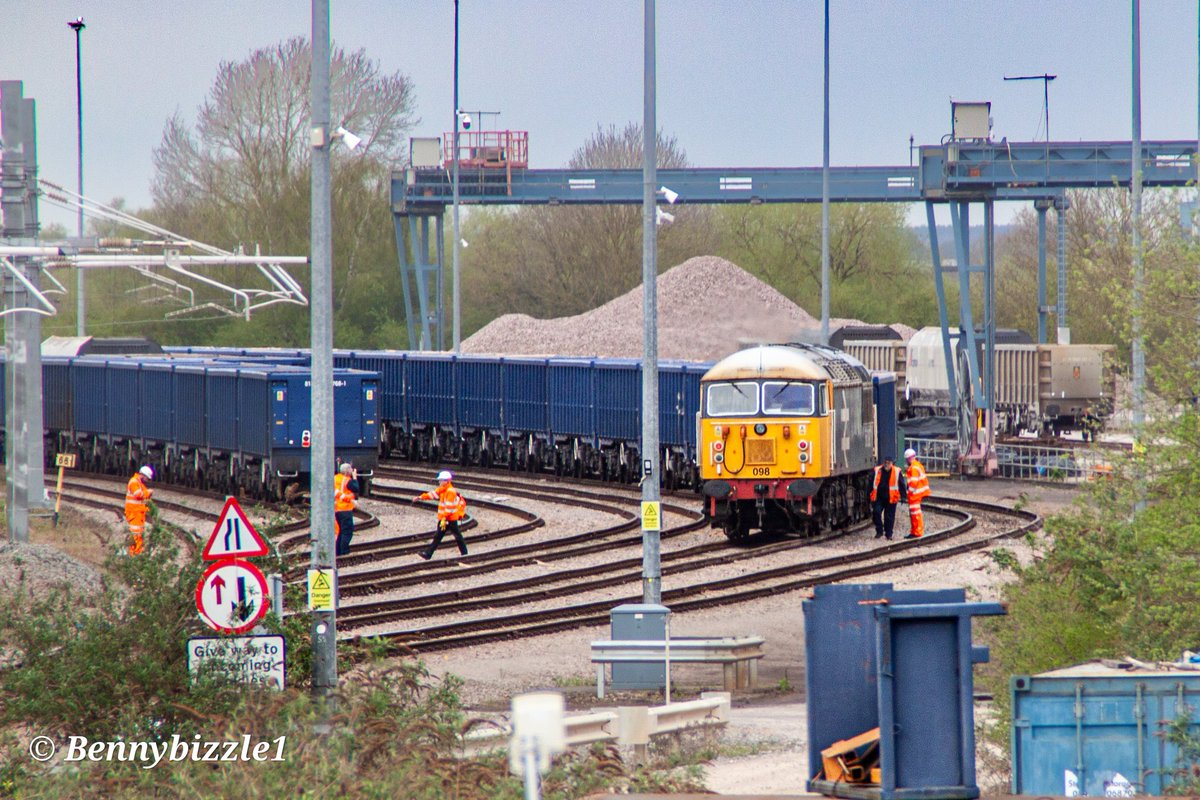 #MondayMorningBlues former @NLRailway resident 56098 is currently @GBRailfreight's Wellingborough yard pet. Here is the large logo beast shortly after arriving in Wellingborough. @C56G2