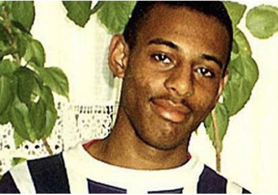 Stephen Lawrence, 18, was murdered by racist thugs while waiting for the bus in 1993. He was then failed by the Met Police who were found to be institutionally racist after not properly investigating his death. The Met remains institutionally racist today. RIP Stephen Lawrence🙏🏾