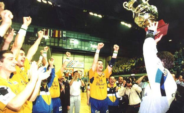 🏆🇪🇺 𝑬𝒍 𝒅𝒊́𝒂 𝒒𝒖𝒆 𝒇𝒖𝒊𝒎𝒐𝒔 𝒍𝒐𝒔 𝒓𝒆𝒚𝒆𝒔 𝒅𝒆 𝑬𝒖𝒓𝒐𝒑𝒂. 22/04/1995 Se cumplen 29 años desde que Elgorriaga Bidasoa ganó la Copa de Europa y puso en el mapa a @Irun_informa.¡Ese fue el primer paso del 𝑰𝒓𝒖𝒏𝒅𝒊𝒌 𝑬𝒖𝒓𝒐𝒑𝒂𝒓𝒂! #AupaBidasoa 💛 #AzalHoria