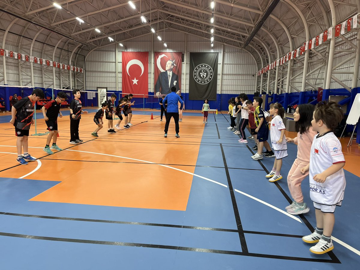 ferdi_sfk's tweet photo. Talas Gençlik ve Spor İlçe Müdürlüğü Çok Amaçlı Spor Salonumuz Minik Badminton sporcularımızı ağırlıyor  @gokmen_cicek_ @omertekesmia @KABAKCI46 @YDonmez1967 https://t.co/wcbYX4s0GY