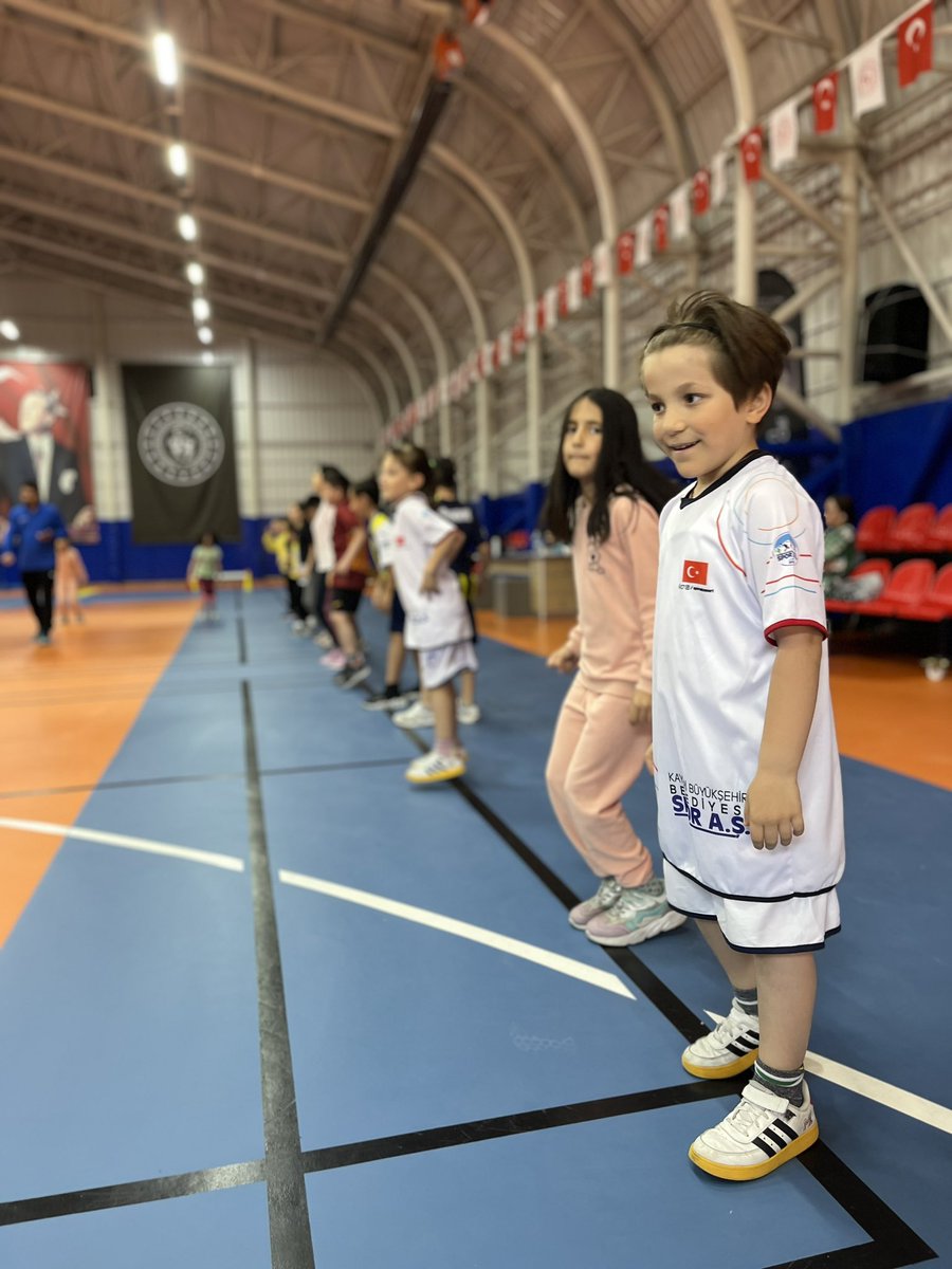 ferdi_sfk's tweet photo. Talas Gençlik ve Spor İlçe Müdürlüğü Çok Amaçlı Spor Salonumuz Minik Badminton sporcularımızı ağırlıyor  @gokmen_cicek_ @omertekesmia @KABAKCI46 @YDonmez1967 https://t.co/wcbYX4s0GY