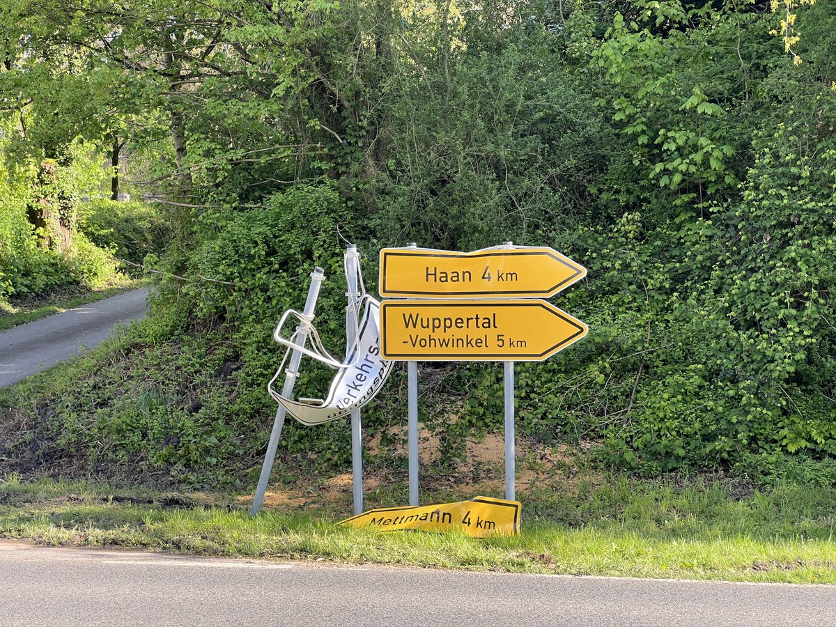 Genau das Schild vom Verkehrsübungsplatz umzunieten, ist ja absolut mein Humor. Respekt, unbekannter Kollege.👍