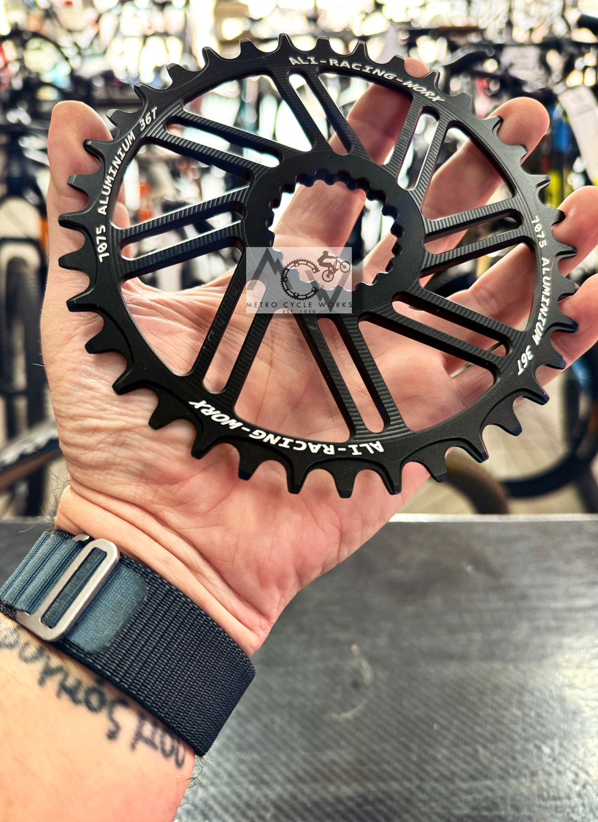 The one CHAIN-ring to rule them all 💪🏼

#metro_cycles1 #bikelife #bikeshops #bikeshop #bikemechanic #bicycleschangelives #bicycle #bicycles #bicycling #bicycleworkshop #bicycleshop #bicyclemechanic #workshop #cycling #cyclist #cycle #cyclelife #vanderbijlpark @CyclesMetro