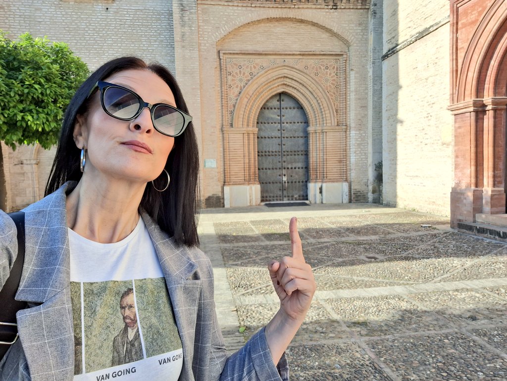 Hoy me llevo a Van Gogh a conocer el Monasterio de San Isidoro del Campo en Santiponce (amor eterno por su portada mudéjar ❤️) en la jornada formativa 'Enseñar Itálica'.