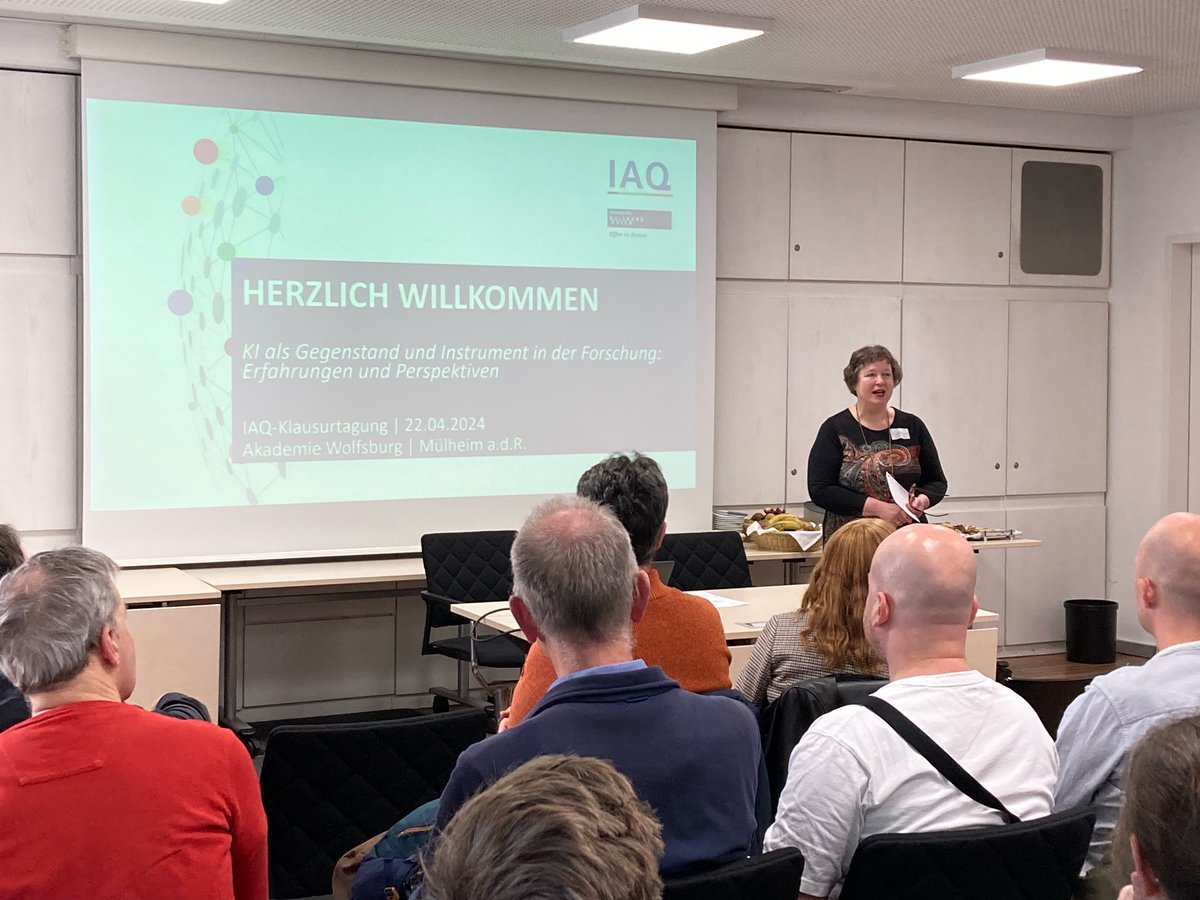 Direktorin Prof. Dr. Ute Klammer begrüßt alle Teilnehmer*innen zur jählichen Klausurtagung des @iaq_due in der kath. Akademie Die Wolfsburg; diesmal zum Thema '#KI als Gegenstand und Instrument in der #Forschung'.