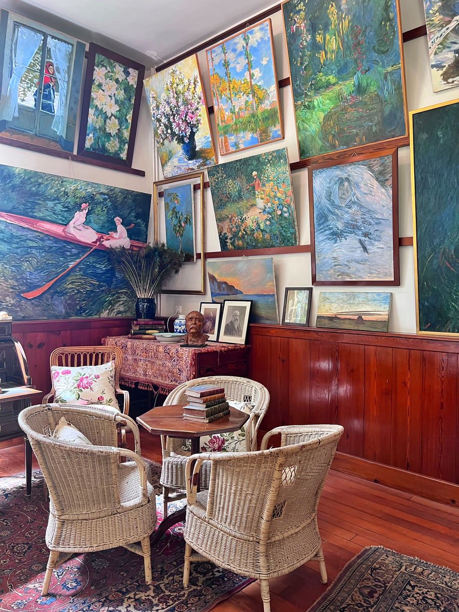 [patrimonio] La casa del pittore 🧑‍🎨 Claude Monet a Giverny in Normandia . Si puo ‘ visitare la casa , l’atelier e i giardini dove lui dipingeva con il famoso ponte con le ninfee #ExploreFrance @MuseeGiverny @Normandie 📸 A. Cipolla