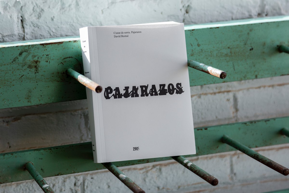 📖 Per #SantJordiBCN, regala #artcontemporani!🐉 👉🏽 A #FabraiCoats_CentredArt i a la llibreria municipal #SalaCiutat trobareu 'Ciutat de sorra. Pajarazos', el catàleg conjunt d’ambdues exposicions sobre l’obra de l’escultor #DavidBestué. barcelona.cat/fabraicoats/ce…