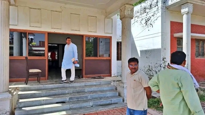 LutyensMediaIN's tweet photo. राहुल गांधी के अमेठी आगमन से पहले कांग्रेस कार्यालय में साफ सफाई और पेंटिंग का काम चालू है। https://t.co/SAXqmZNefj
