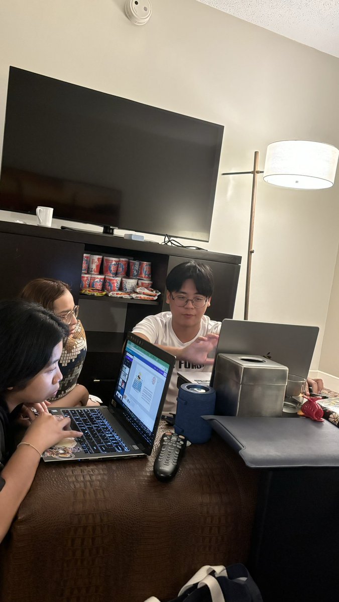 ผมเพิ่งได้ฟัง life framework ที่มีค่ามากๆ จากเพื่อนคนสิงคโปร์ อายุ 21 

ณ เวลาตี 2 ในห้องเพื่อนคนอินโดฯ และบรูไน...

เคลวินเล่าเรื่องชีวิตของเขาให้ผมและเพื่อนๆ จากทั่ว ASEAN ที่กำลังเข้าโครงการ Young Southeast Asia Leadership Initiatives (#YSEALI) ที่ University of Texas at