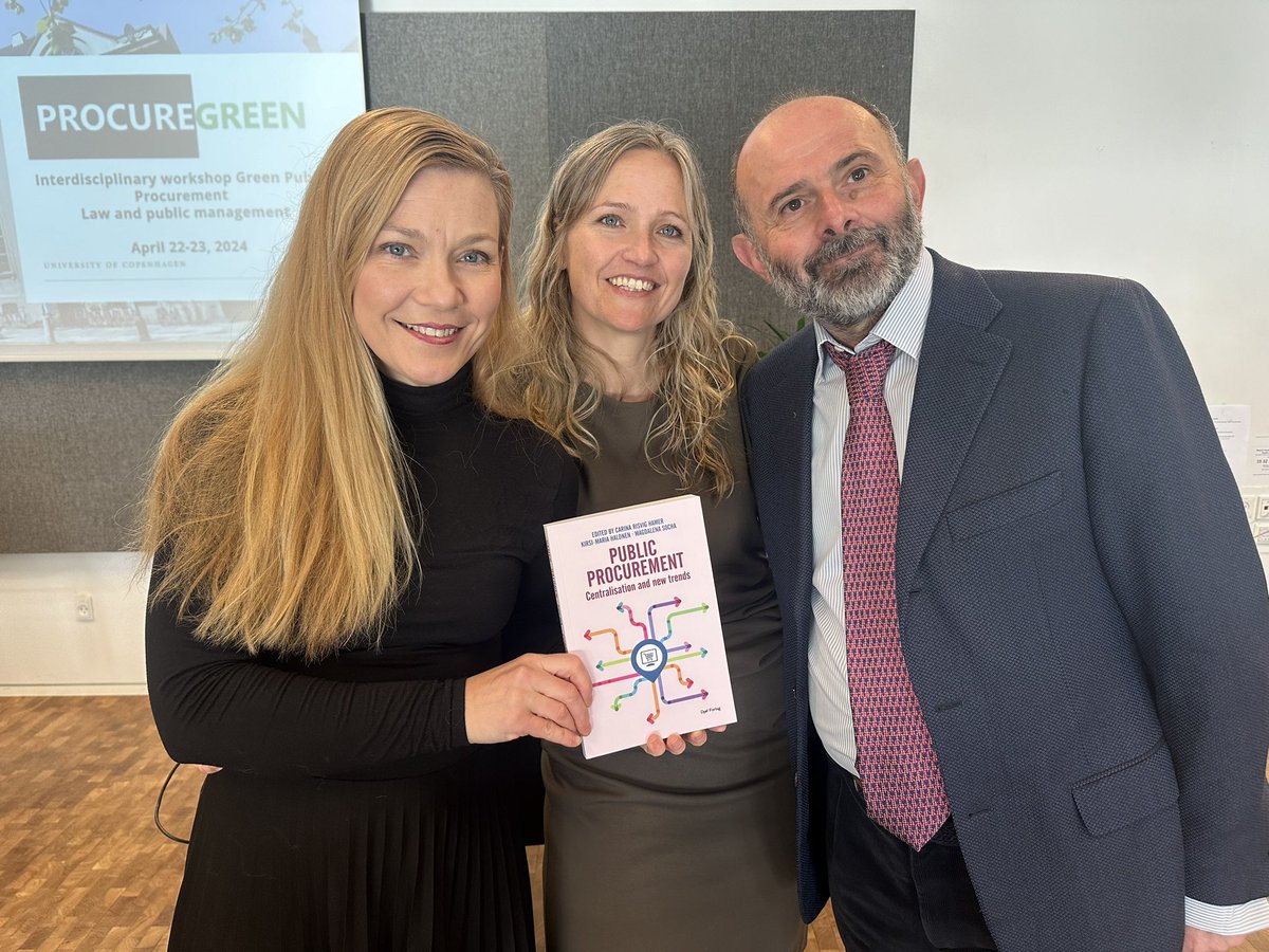 Finally got our pink book #publicprocurement and #centralisation into my hands. Thank you Carina for this and Roberto for joining us in the pic. Photos are always nicer with one Italian professor in it 🤩
#julkisethankinnat @UniLaplandLaw @ulapland @jura_ku