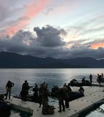 Electronic Warfare specialists from Y Squadron have been in Hawaii, training with their @USMC counterparts on the Radio Reconnaissance Operators Course. Operating from small boats and in the jungle, a long swim insertion and establishing OPs to detect, analyse and report #SIGINT.