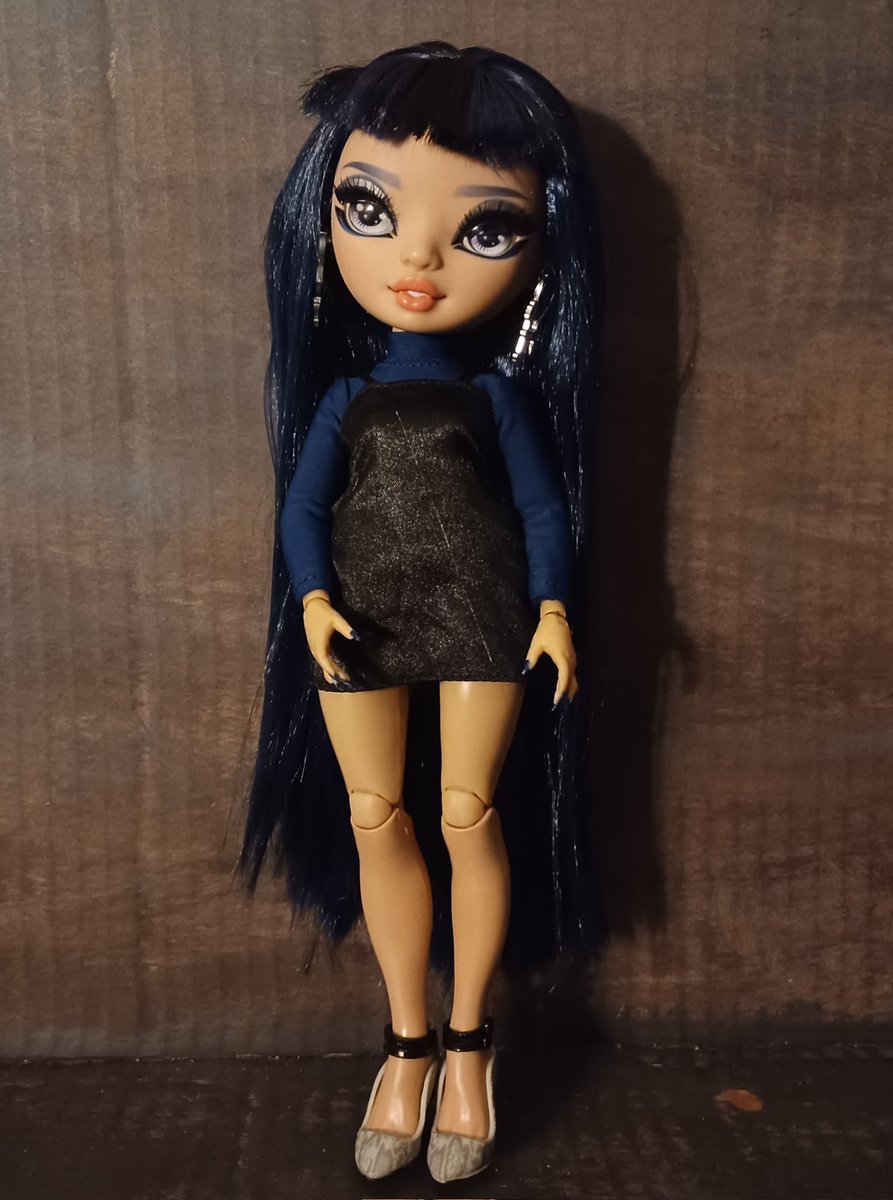 Just a random Kim Nguyen restyle that I came up with! It really surprised me how useful Skyler's bodysuit ended up being!💙🖤
#rainbowhigh #kimnguyen #mga #dolls #restyle #dollrestyle #dollphotography #rainbowhighseries5 #rainbowhighdoll #rainbowhighdolls