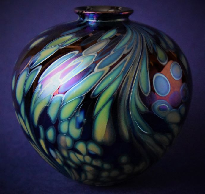 Featherspray Noir Amphora Medium
Isle of Wight Studio Glass
#StudioGlass #art #glass #Stratford 
bwthornton.co.uk/ise-of-wight-s…