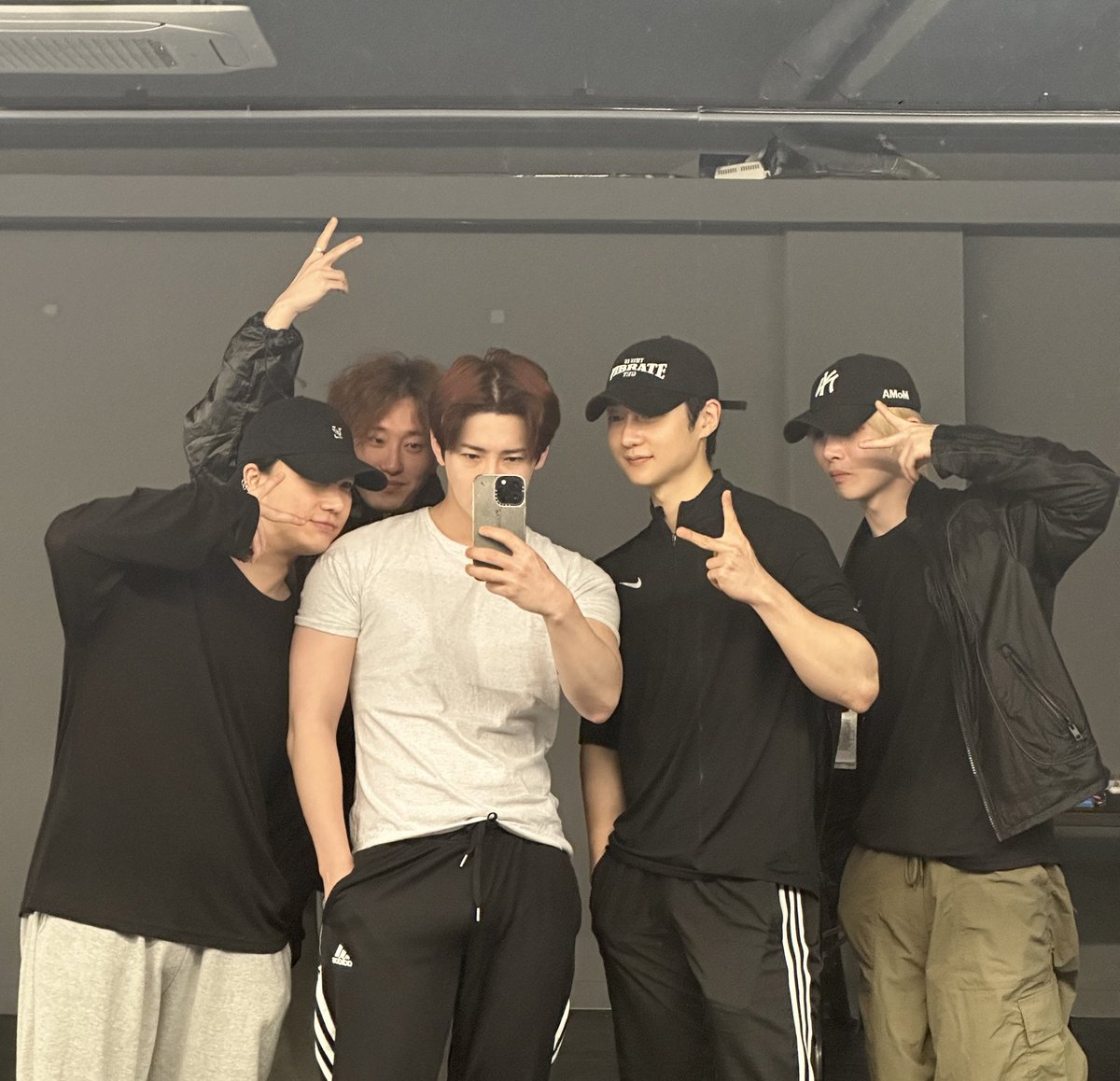 KPLUS_ENT's tweet photo. PATTERN AND Must_Be 
합동 연습중^^

#PATTERN  #Must_Be #JAPAN #kpop
#idol 
@_Must_Be_ 
@jp_pattern 
@With_Us_Pattern https://t.co/tQq2jH9zDx
