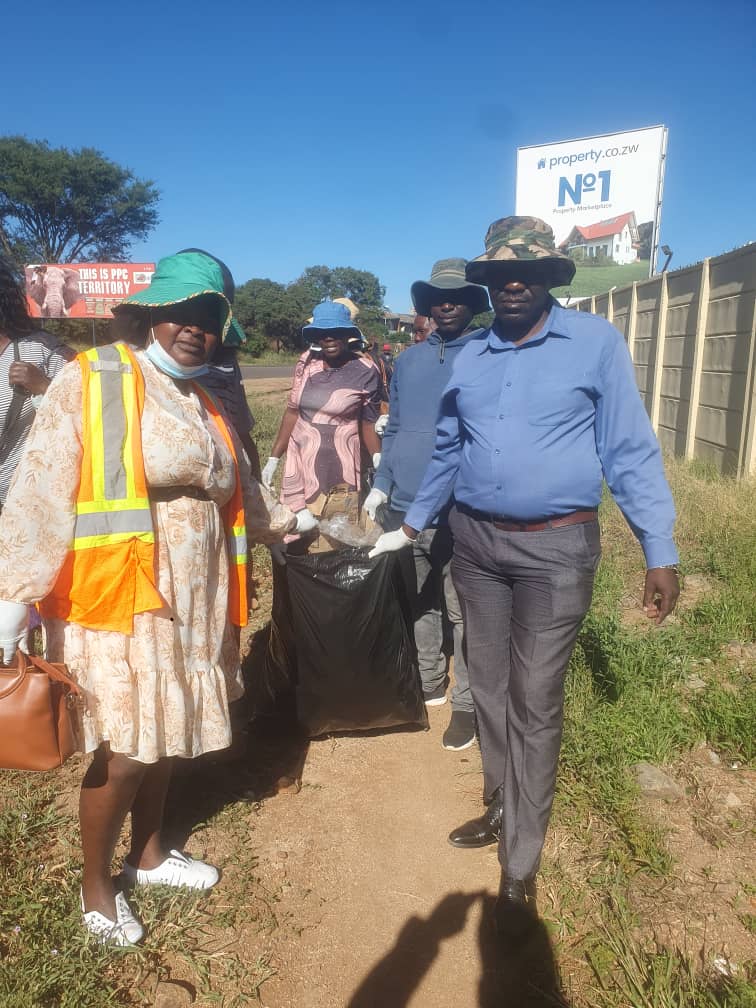 As we prepare to welcome and host exhibitors at @ZITF1 2024 ,We cleaned up Harare Road leading into the CBD. We continue to promote proper litter management and disposal towards a clean @CityofBulawayo . #ZeroToleranceToLitter #SmartCity @ZimGvt_NDS1 @Zim_Vision2030