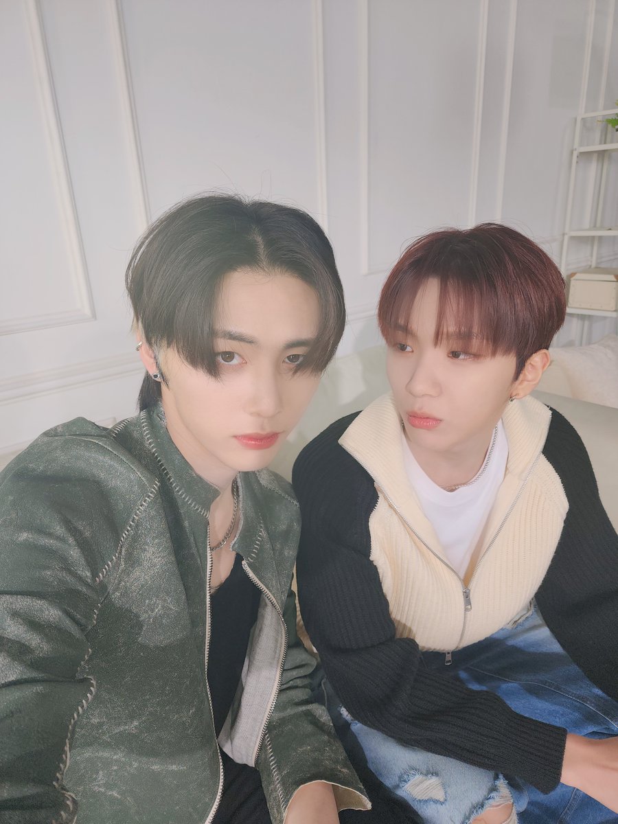 M2MPD's tweet photo. 우리 원도어들 월요일부터 날씨도 깔끼한데 꽁꽁 얼어붙은 탐라 위를 걸어다니는 MZ 옆사친표 셀카 보고 얼윈파 챌린지까지 ㄱ? #BOYNEXTDOOR_TONI3HT #BOYNEXTDOOR #보이넥스트도어 @BOYNEXTDOOR_KOZ 

▶ https://t.co/QK66d6jx6N https://t.co/5cImZEb1cN