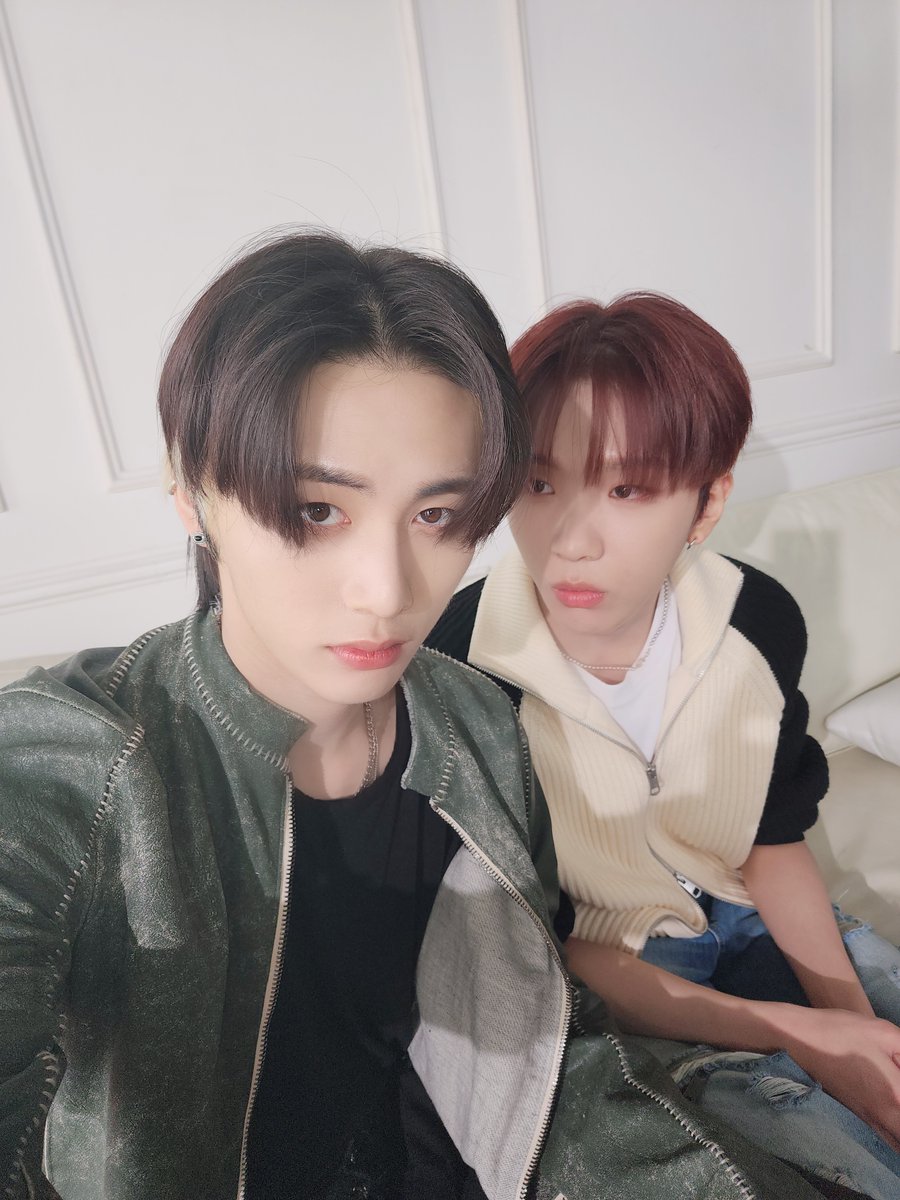 M2MPD's tweet photo. 우리 원도어들 월요일부터 날씨도 깔끼한데 꽁꽁 얼어붙은 탐라 위를 걸어다니는 MZ 옆사친표 셀카 보고 얼윈파 챌린지까지 ㄱ? #BOYNEXTDOOR_TONI3HT #BOYNEXTDOOR #보이넥스트도어 @BOYNEXTDOOR_KOZ 

▶ https://t.co/QK66d6jx6N https://t.co/5cImZEb1cN