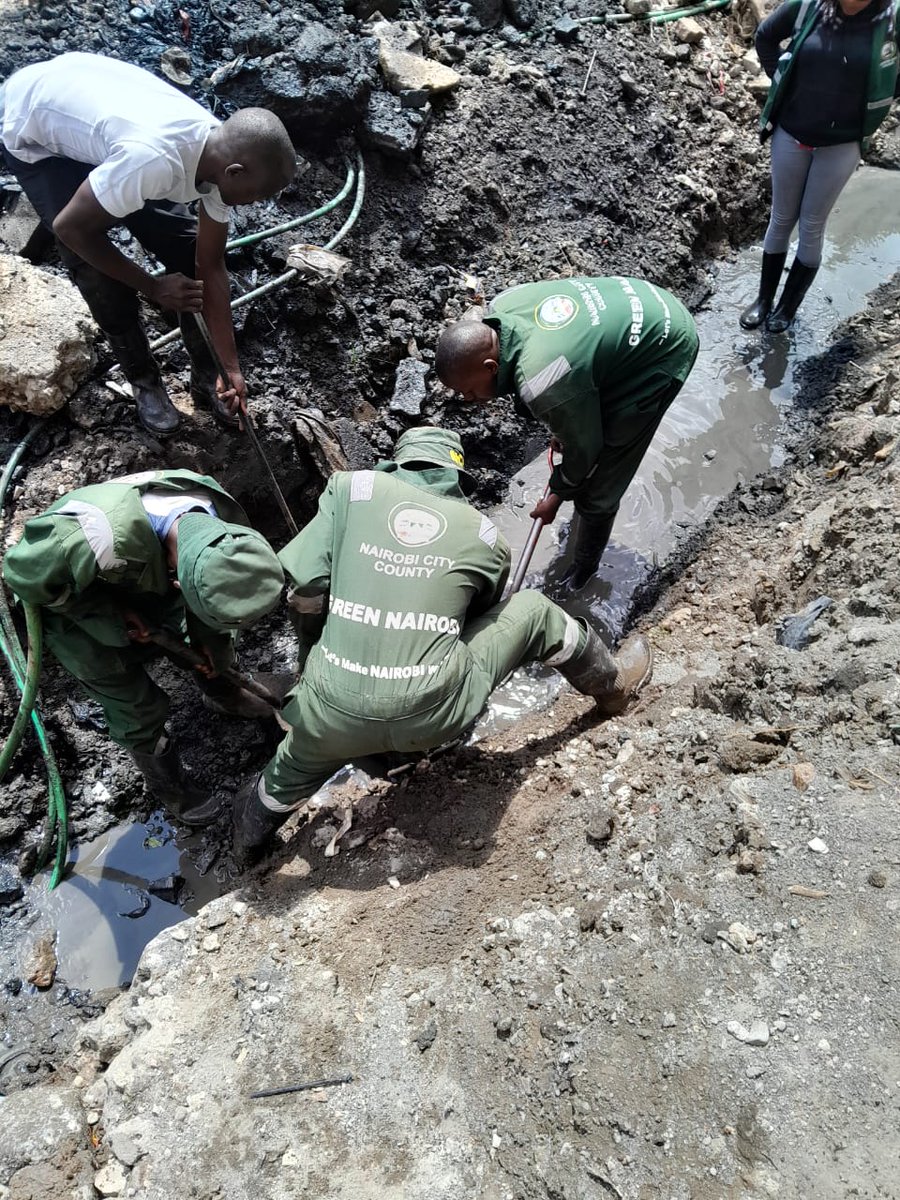 As the heavy rains continues the Nairobi County Government through the Green Army has continued clearing all the drainages within the City to avoid stagnating water from causing harm to the citizens.

Emergency Number 1508