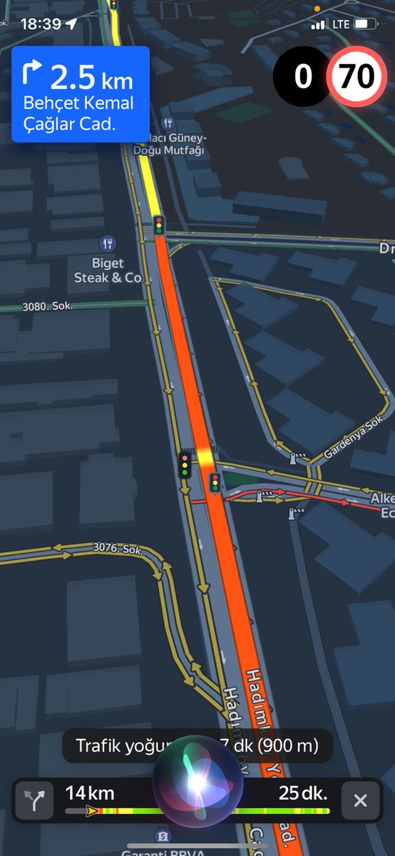 Blntvck's tweet photo. Burada bir tuhaflık var. Hadımköy-Beylikdüzü yolundaki bu ışık trafiği felç ediyor. Şerit sayısı aynı. Araç sayısı aynı. Bu ışıktan sonra trafik açılıyor. @IBBcozummerkezi @istanbulbld @KarayollariGM https://t.co/wRDTxxxt2g