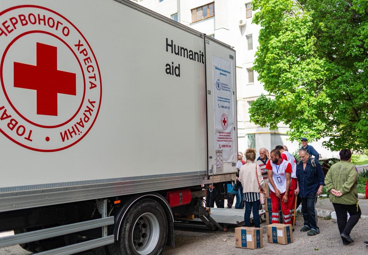 📦Volunteers of the Ukrainian Red Cross have delivered food parcels from the @WFP to Kherson residents. The food parcels contain long-term storage products and consist of canned food, pasta, cereals, oil and sugar. We thank our partners for their support! #RedCrossUkraine