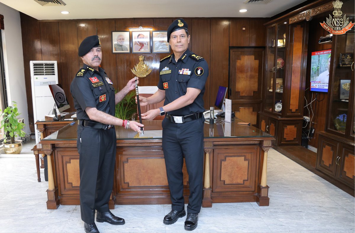 Shri Daljit Singh Chawdhary, IPS, DG SSB, holding additional charge of Director General, National Security Guard, passes on the baton to Shri Nalin Prabhat, IPS, who officially assumed the charge of Director General, National Security Guard today.