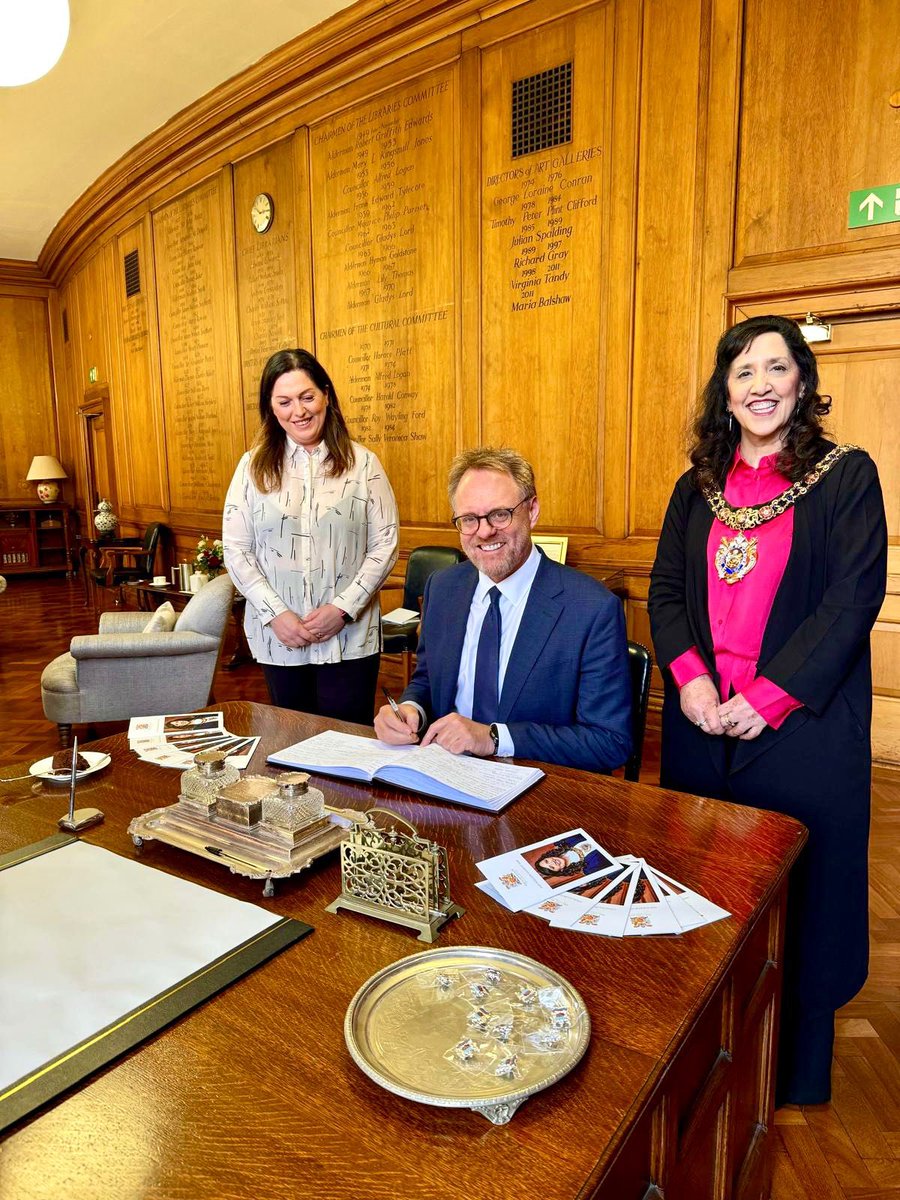 An honour to welcome His Excellency Mr Rene Dinesen, Ambassador of Denmark in London. A memorable moment as he signs the VIP book. Delighted to present him with a Manchester Heraldic Shield 🇩🇰🇬🇧