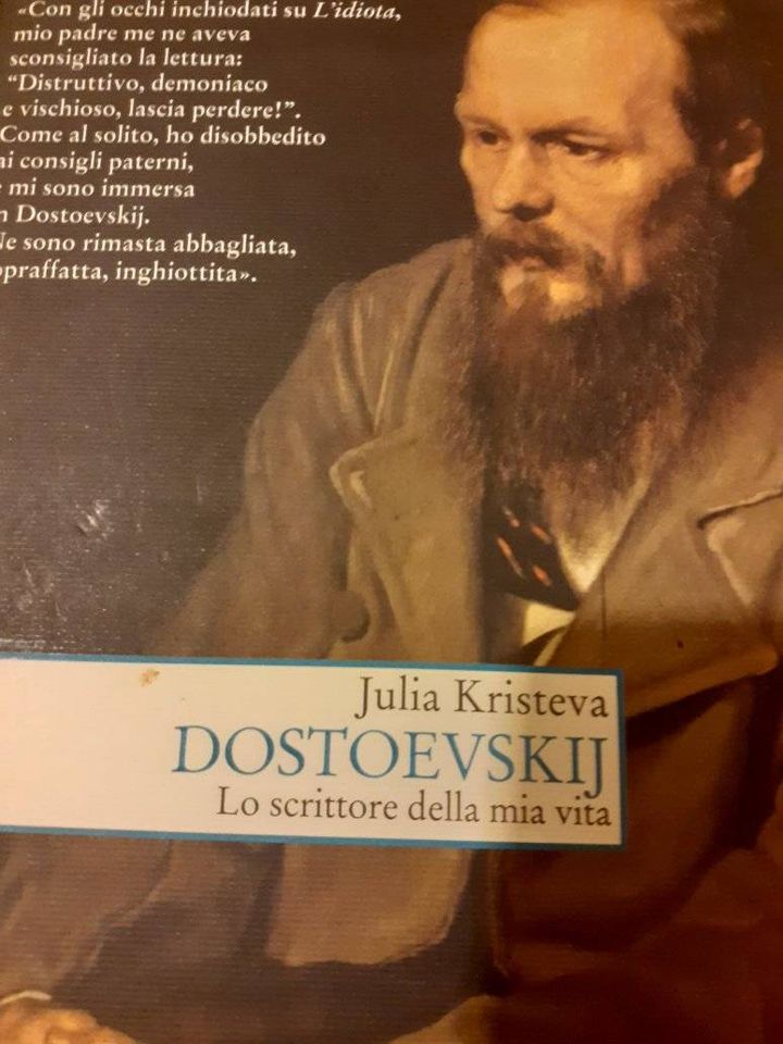 Dosto di Julia 'Confinata nell'onta del suo 'destino sfigurato', Nastassja F. si erge dapprima come una femminista in erba che non sa di esserlo, contro Tockij, il suo vizioso benefattore, 'quest'uomo verso il quale nutriva un'avversione così disumana''. ilpostodeilibri.blogspot.com/2024/04/dosto-…