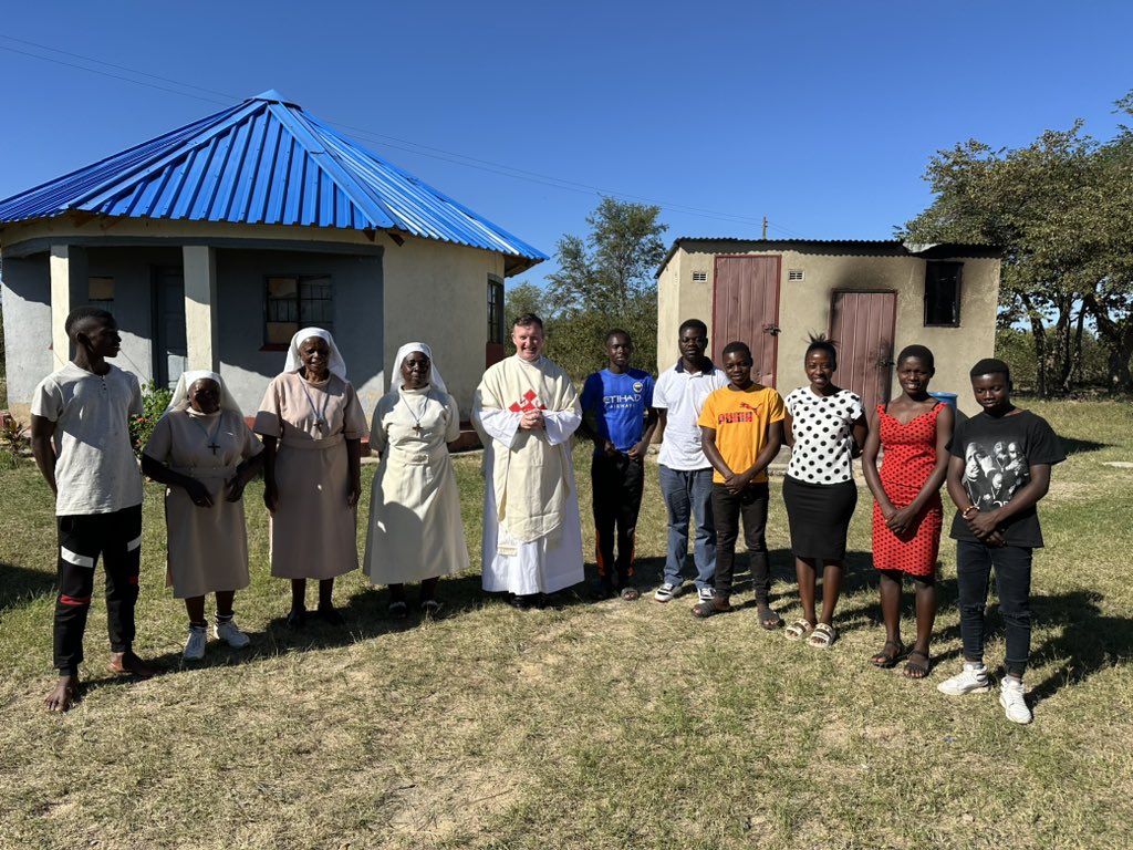 Yesterday afternoon I said my second Mass up at St Francis Mission, Nhema for the Community of the Holy Transfiguration. The sisters at this Mission Station look after 12 children. - the singing at Mass was fantastic. #zimbabwe🇿🇼 @fellowshipsje