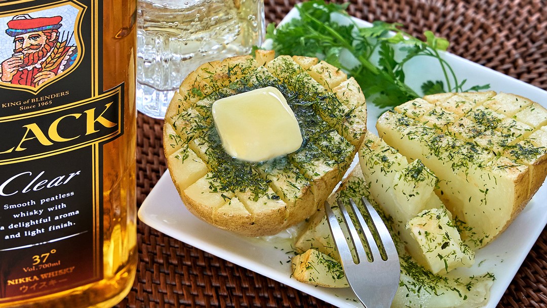 新じゃがの超絶うまい食べ方じゃ！

🟢のり塩バター・ベイクドポテト🥔

芋を半分に切り、格子状の切り込みを入れる！ラップに包んで4分レンチン！ホイルに芋・バターを乗せ、トースターでカリっと焼く！仕上げに塩少々と青のりをたっぷりかけて完成じゃ！好みで追いバター🟨 のりの風味が絶妙じゃよ！