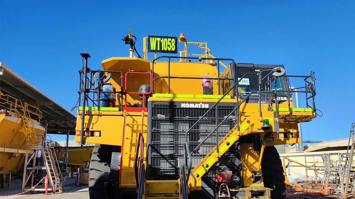 AdvFleetSigns's tweet photo. Our Rock Board® DS-577 with BP15HD Handrail mounted to a water truck. Enquire today!

#minging #handrailsign #ledmine #rockboard https://t.co/L0hcdAdUiB