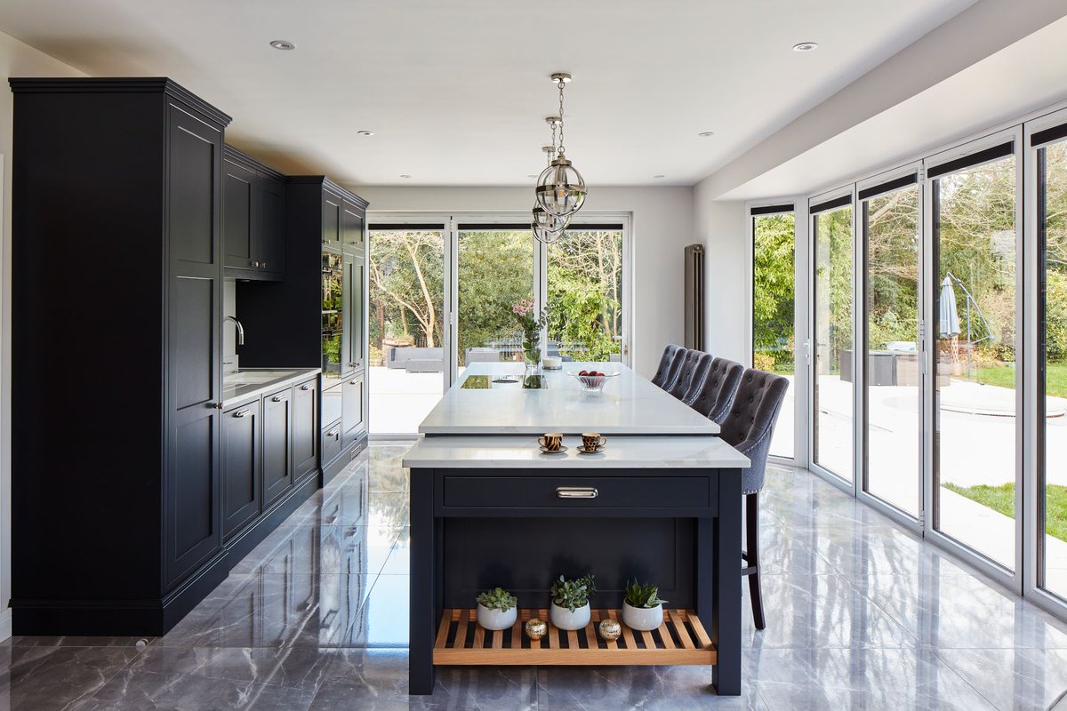 stonehamkitchen's tweet image. #bluekitchens are still proving popular. Dark navy is a  firm favourite and can be used for an entire kitchen scheme. Finish with brass or gold handles to let them stand-out against this bold beautiful blue.

Find out what #kitchencolours are trending - ow.ly/HMQR50Rh4mi