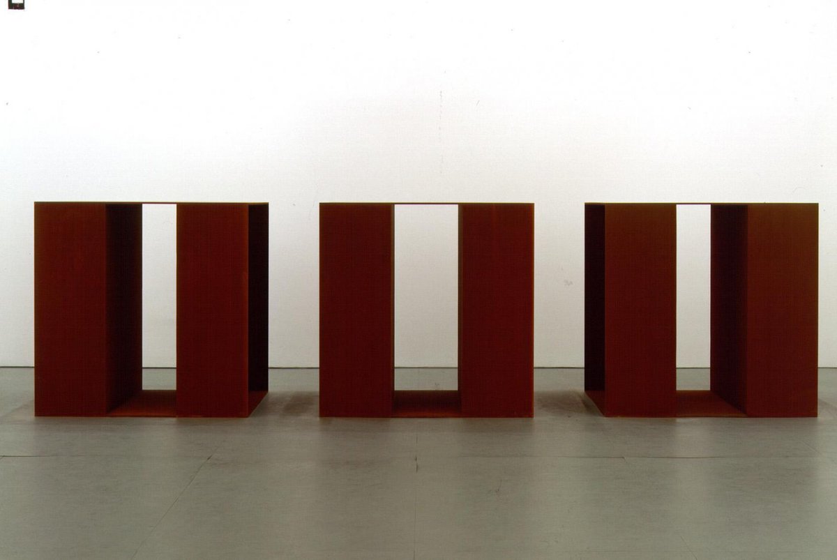 Hoy, en #DespiertaConArte, amanecemos con una obra de Donald Judd integrada en “Floor Sculpture Series” (1992). Siguiendo las bases minimalistas, huye de toda forma de ilusionismo o narratividad y pone el foco en el objeto y su presencia, dejando de lado al autor. 📍 Sala 434