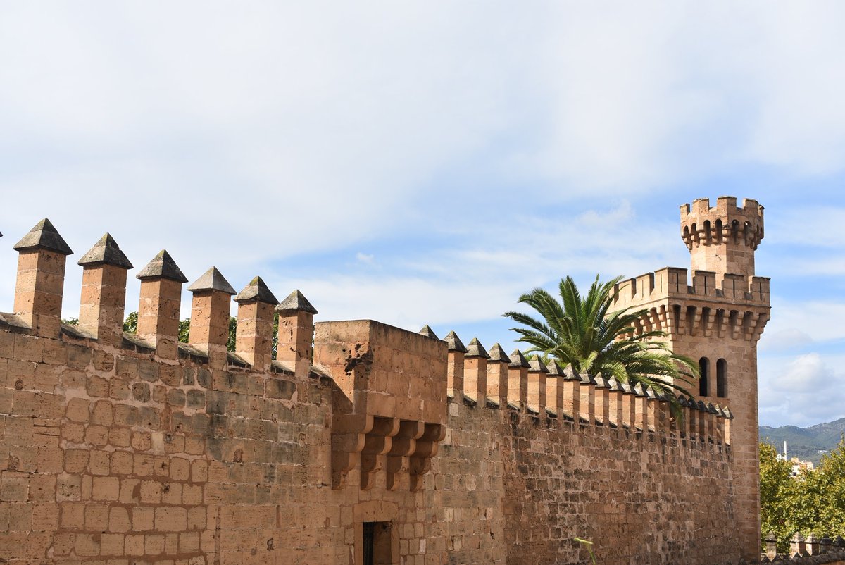 La actual Torre dels Caps remata la fortificación del Palacio Real de la Almudaina, cuyos cimientos se levantaron hace más de mil años 🤩, conformando uno de los legados históricos y culturales más importantes de la isla 😍

#VISITPALMA