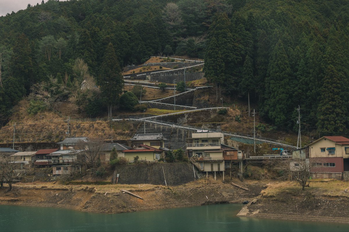 対岸に見えるアレ、かつて通学路だったの面白すぎる。