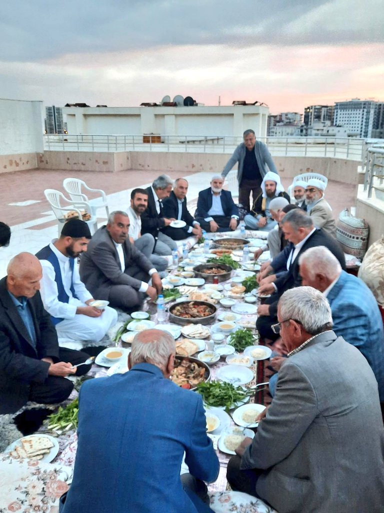 Eski Mazıdağı Belediye başkanı Abdulbaki Bey'in daveti üzere Şeyh Fatih Önal ve külliyemizin Seydaları davete icabet ettiler.

Misafirperverliği hizmeti ve İzzet'i ikramlarından dolayı Abdulbaki bey'e teşekkür ederiz

@SeyhFatih