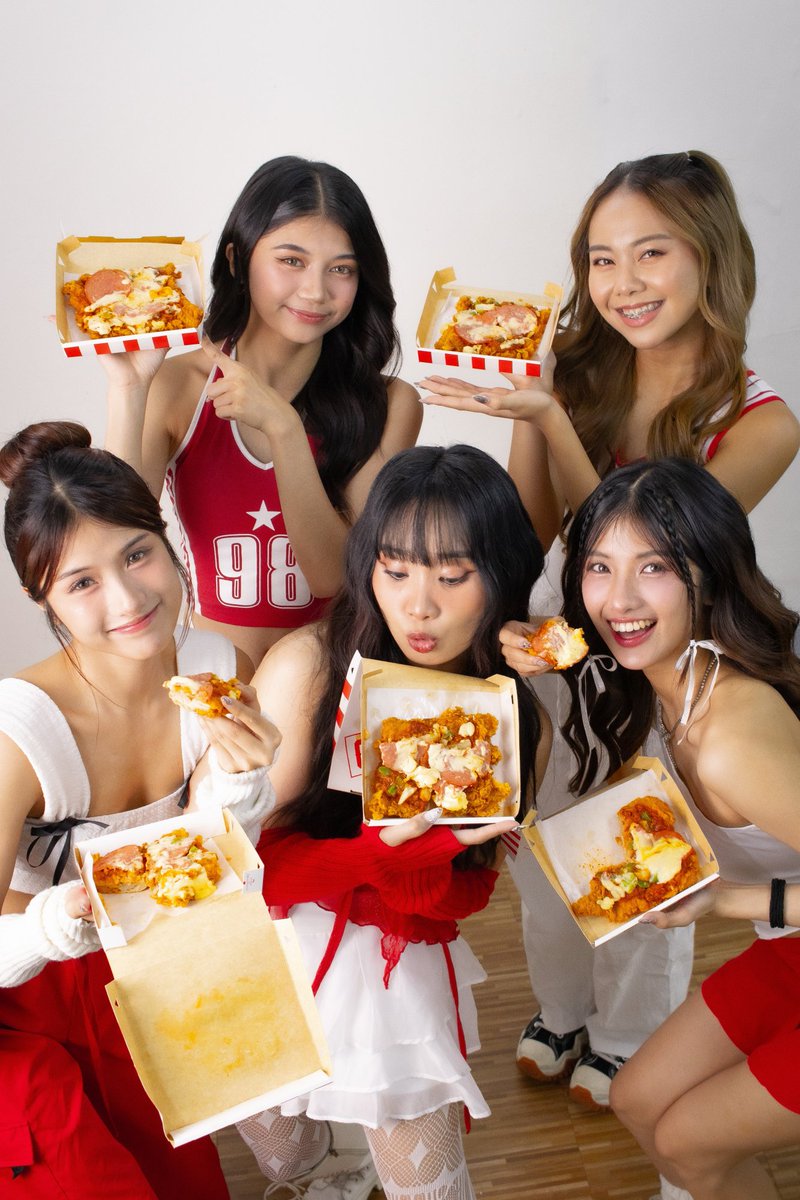 KAIAOfficialPH's tweet photo. [KAIA for KFC]

Squad goals = CHIZZA goals!

Conquer cravings together with the KFC Chizza - the perfect barkada buddy. It's back and LOADED with cheese and toppings - perfect for sharing (or maybe not 😋).

@kfcphilippines
#KAIA #KFCxKAIA
#YasssKFCChizza https://t.co/3Dtc5SgNdJ
