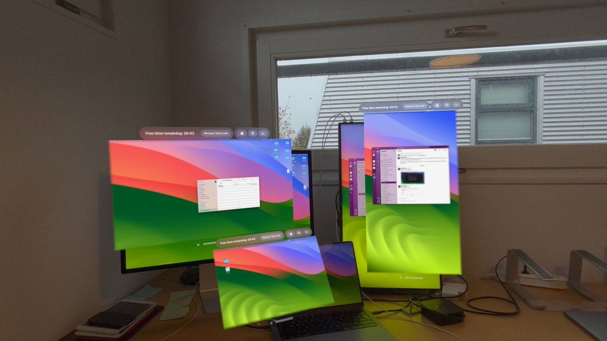 If you want to mirror all your physical displays into Apple Vision Pro you can try that now with Splitscreen! It's pretty awesome to have all displays available inside Vision. Fair warning: It's still experimental, might or might not perform well in your situation! 🧑‍🔬 (1/2)