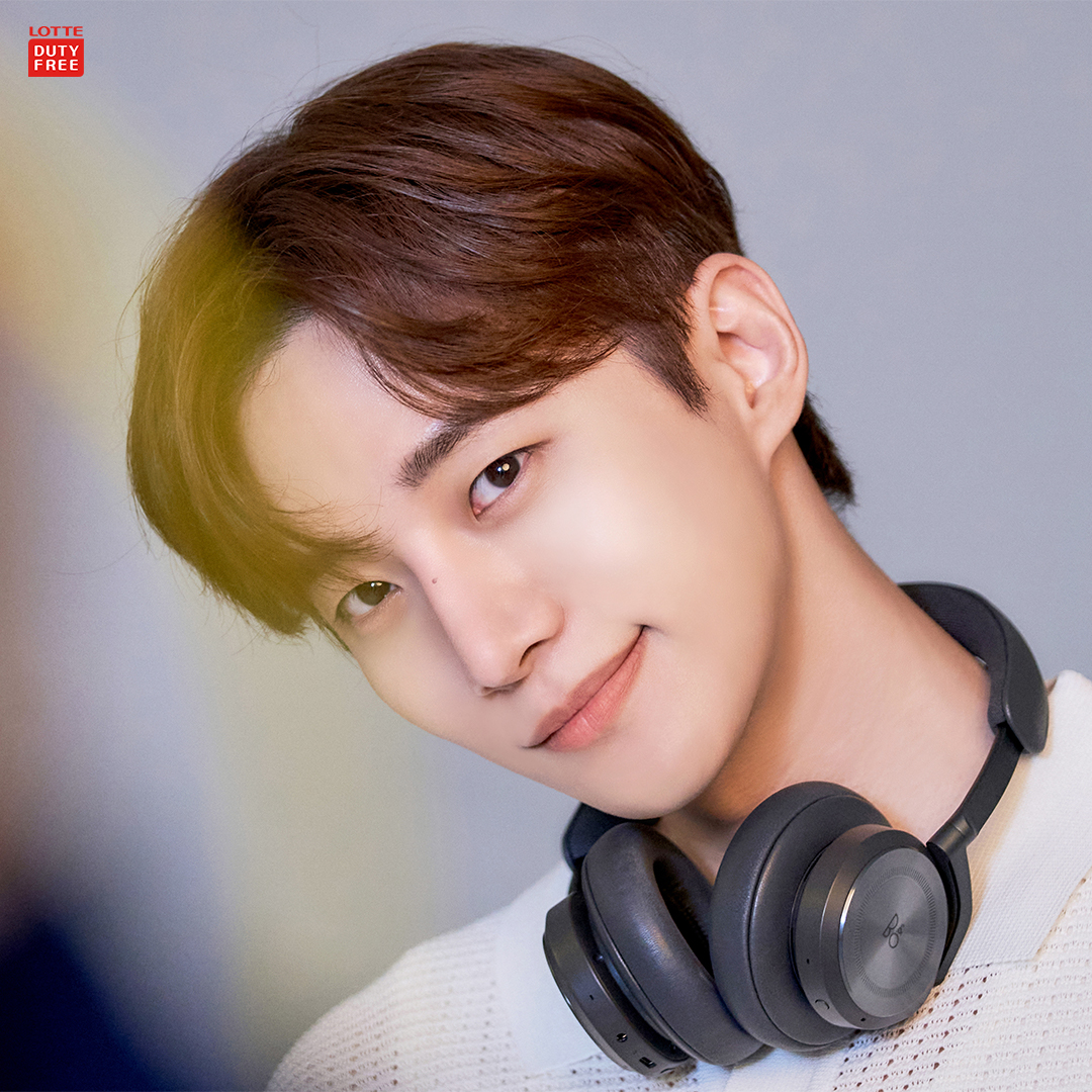 lottedfs_global's tweet photo. @dlwnsghek LOTTE DUTY FREE X LEE JUNHO(@dlwnsghek)
-
Behind-the-scenes cuts from LEE JUNHO's commercial filming site revealed 📷
Shall we meet handsome Junho Lee right now? 👀

In May, the on-site sketch video will be released 😆
Please follow Lotte Duty Free SNS and wait❗ https://t.co/i9GdMt71m9
