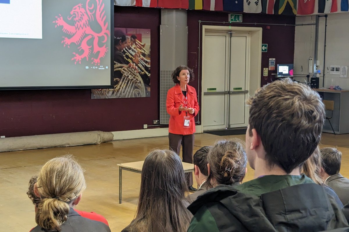 Fantastic to visit @Cheney_School and answer questions from Sixth Formers about my role as their local Member of Parliament, politics and the importance of young people’s voices. A range of really interesting questions from students.