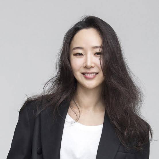 kchartsmaster's tweet photo. [BREAKING] HYBE has sent a letter demanding Min Heejin resignation from ADOR.

According to music industry experts on the 22nd, HYBE exercised its right to audit CEO Min Hee-jin and ADORE executive ‘Mr. A’ this morning and began a full-scale audit. A surprise audit carried out to detect ADOR’s attempt to become independent from HYBE, personnel from the audit team reportedly visited ADOR’s management work area to retrieve the company's IT assets and secure in-person statements.

HYBE suspects that CEO Min Heejin and others are trying to secure management rights and become independent from headquarters. As suspicions of theft of management rights arose, HYBE reportedly asked ADOR’s board of directors to convene a general shareholders' meeting and also sent a letter demanding CEO Min Hee-jin's resignation.