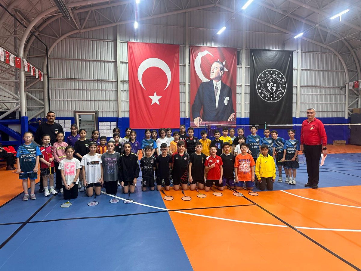 GSB_Kayseri's tweet photo. 23 Nisan Badminton İl Birinciliği sona erdi. Minik, küçük, yıldız ve gençler kategorisinde 2 gün süren müsabakalarda 100’ü aşkın sporcu birincilik için mücadele etti. Müsabakalar sonunda dereceye giren sporculara düzenlenen törenle madalyaları takdim edildi. https://t.co/YWz7Jnf113