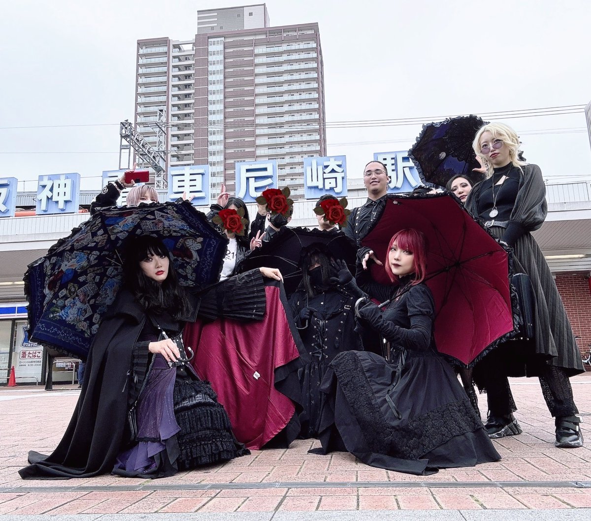 XvxoOuOoxvX's tweet photo. #尼崎ゴシックツアー

黒い人たち集まるだけで最高に楽しい🌹 https://t.co/MolkRJs3Y8