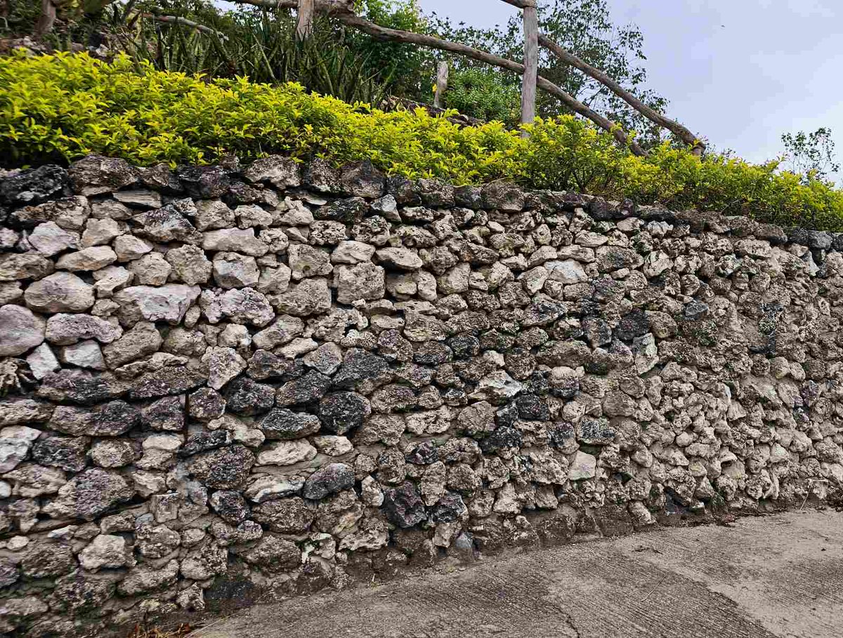 Retaining wall ideas. I just love this stone retaining wall. The randomness of rubble rock gives it amazing texture. 
#stonewallideas #retainingwalls #landscapingideas #stoneretainingwall