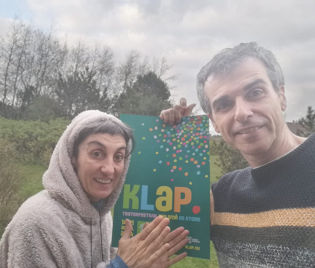 xirriquiteula's tweet photo. Fantàstica setmana al KLAP Festival 🇩🇰 Hem estrenat, ens han aplaudit, hem parlat amb programadors internacionals i hem gaudit moltíssim del certamen, dels nostres amics de Zebu i de la resposta del públic danès. "Vai Via" ja és una realitat!! 🙏🙏
#klapfestival #vaivia https://t.co/w1qppuDprj