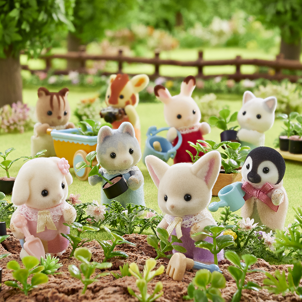 The babies are all working hard in the garden! 🪴 “I wonder what kind of flowers this plant will have.” 🌼 “I hope it grows nice and big!” 🌻 They can’t wait to see how their plants will grow! 🌷 #sylvanianfamilies #sylvanianfamily #sylvanian #calicocritters #calico