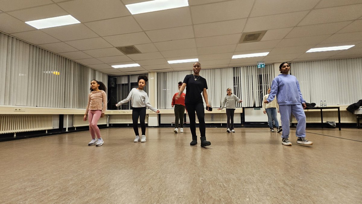 Afrodance in Het Middelpunt 🕺

Afrodans is een dansvorm waarbij je verschillende dansbewegingen maakt op swingende Afro beats. Afrodans bestaat deels uit grote, krachtige bewegingen maar ook rustige, vloeiende bewegingen...

Lees meer via 👉 shorturl.at/CFLQ9

#Pendrecht