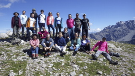 Open Postdoc position in my group! Population genomics of human beings and crop plants supported by NCCR 'Evolving Language'. Attached is a group picture during a lab retreat in Lichtenstein. Job description here: jobs.uzh.ch/offene-stellen… @NCCR_Language @UZH_Science @uzh_evolution