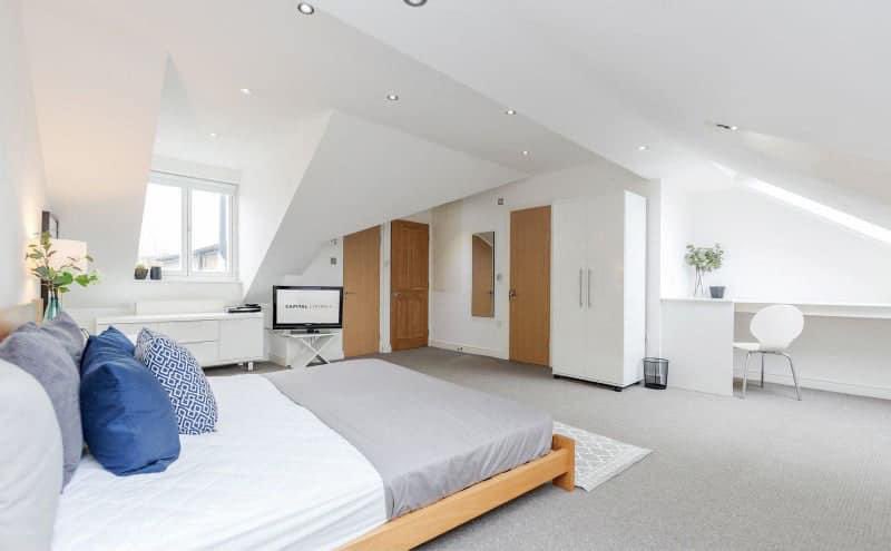 Now, I’m not saying this isn’t a nice room, but £1550 to live with five other people in Clapham is insane