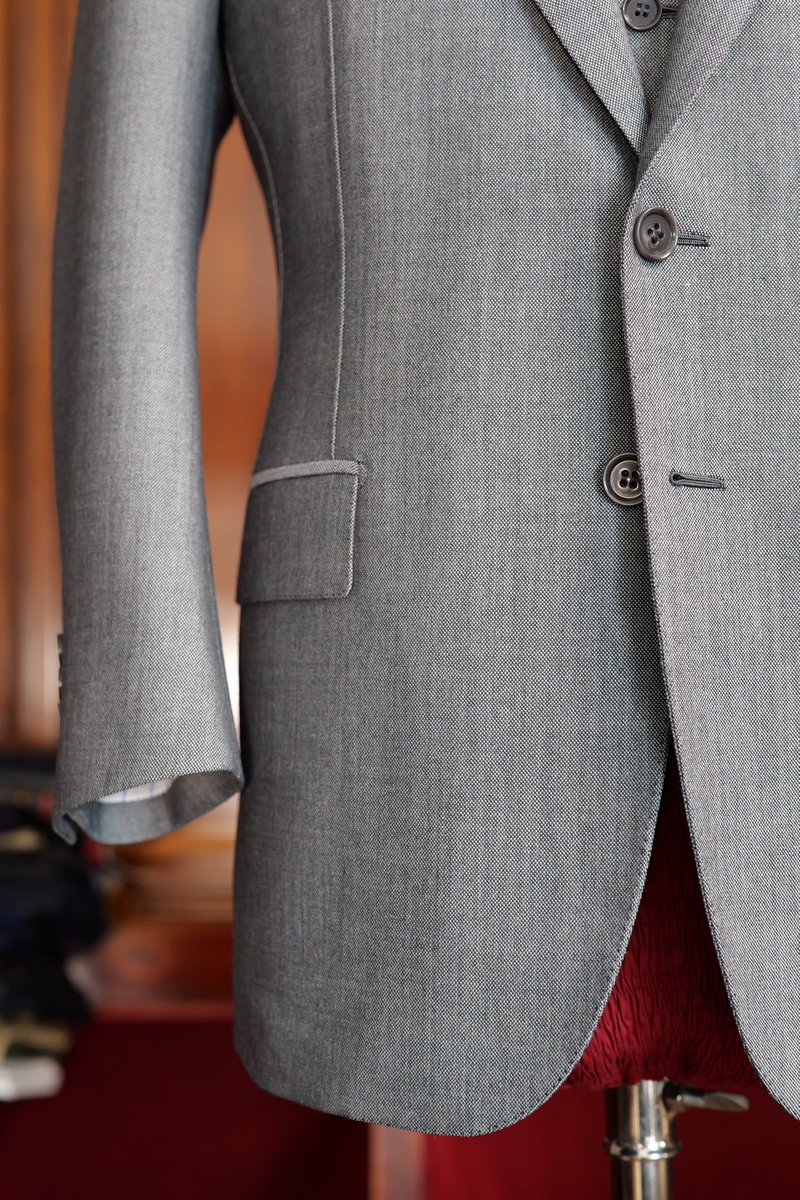 Suit by PECORAGINZA <Tailor Hideaki Sato>
⁡
Fabric :  Scabal Titan  Vintage

 <FULLY HANDMADE>

#pecoraginza #hideakisato #suits #suit #suitstyle #scabal #titan #vintage #sartoria #sartorial #tailor #bespoke #bespoketailoring #fattoamano #fullyhandmade #ペコラ銀座